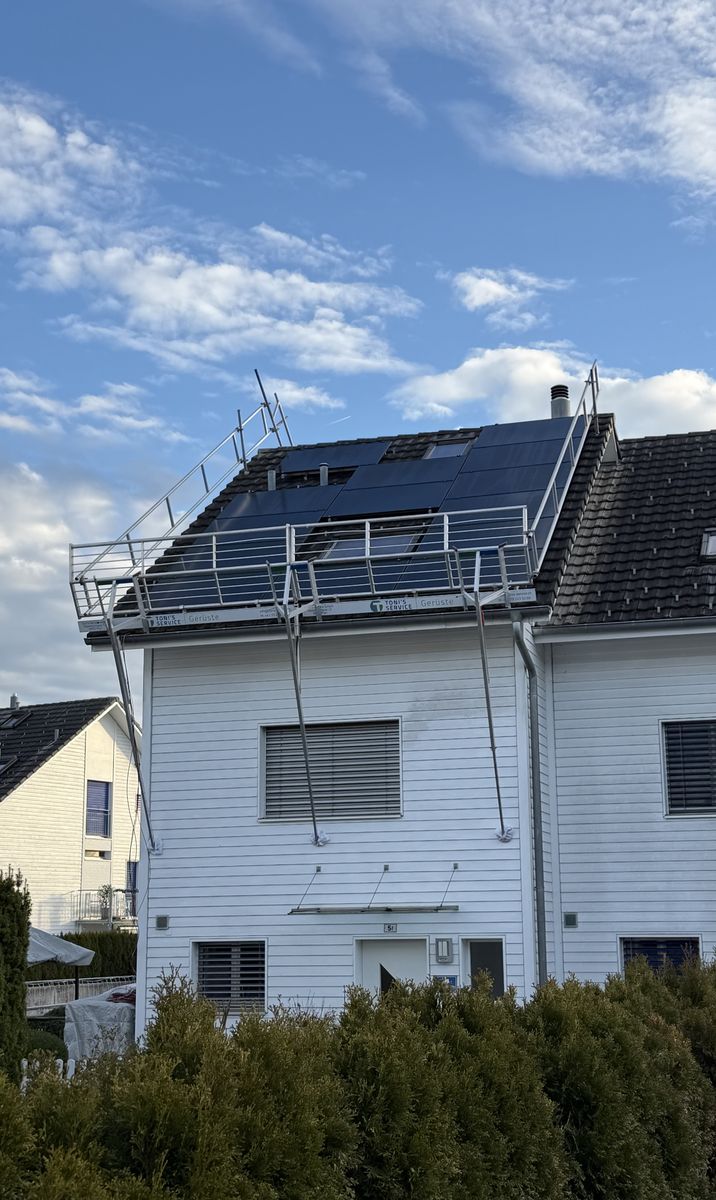 Fertige Solaranlage auf einem Mehrfamilienhaus