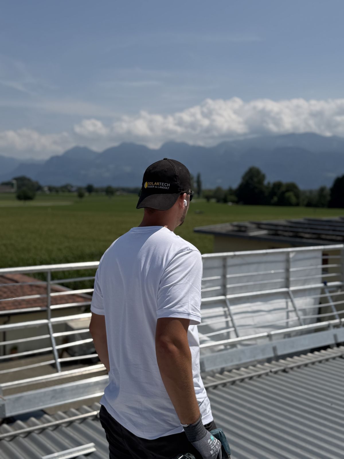 Monteur von Solartech auf einem Dach